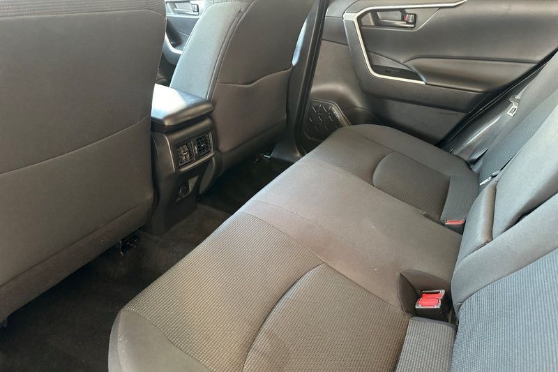 Toyota RAV4 Hybrid Vehicle Full-screen Gallery Image 12