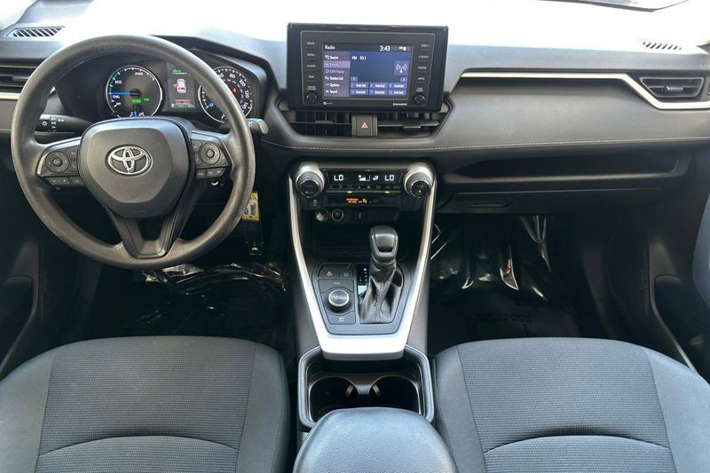 Toyota RAV4 Hybrid Vehicle Full-screen Gallery Image 13
