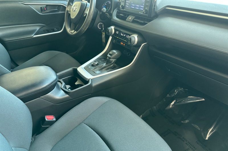 Toyota RAV4 Hybrid Vehicle Full-screen Gallery Image 16