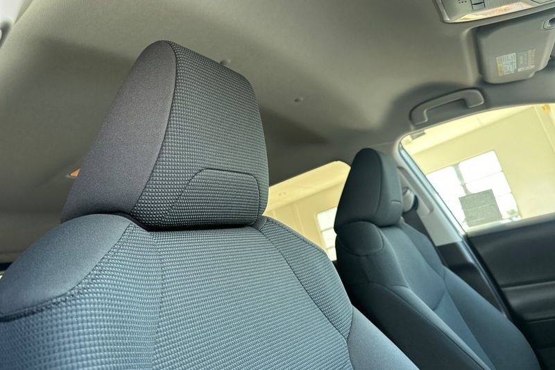 Toyota RAV4 Hybrid Vehicle Full-screen Gallery Image 17