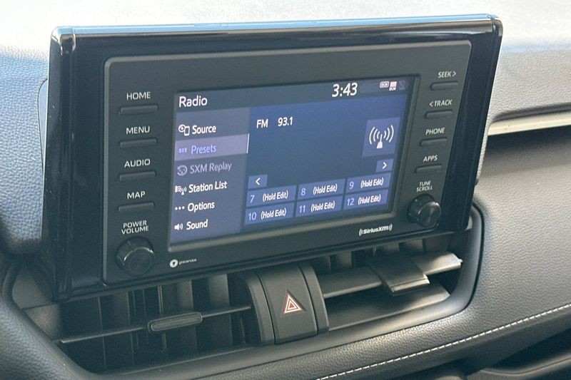 Toyota RAV4 Hybrid Vehicle Full-screen Gallery Image 18