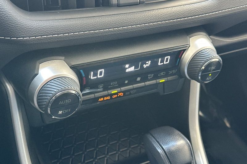 Toyota RAV4 Hybrid Vehicle Full-screen Gallery Image 20