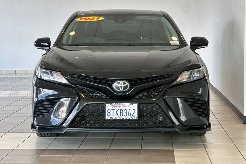 Toyota Camry Vehicle Full-screen Gallery Image 09