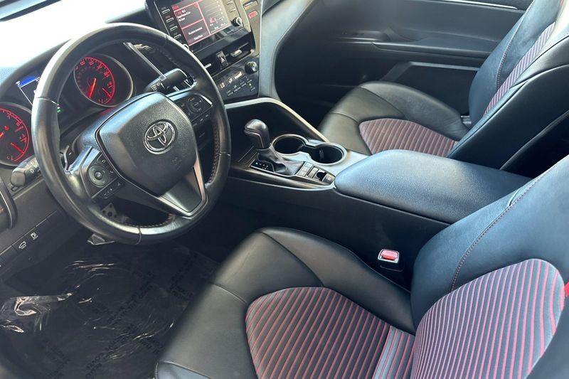 Toyota Camry Vehicle Full-screen Gallery Image 10