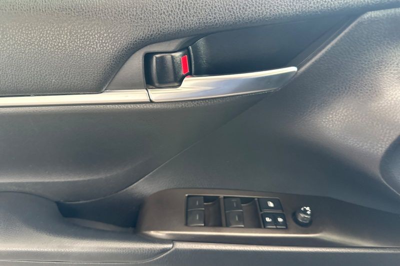 Toyota Camry Vehicle Full-screen Gallery Image 11