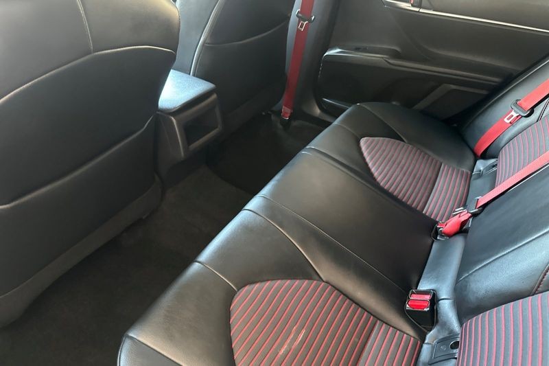 Toyota Camry Vehicle Full-screen Gallery Image 12