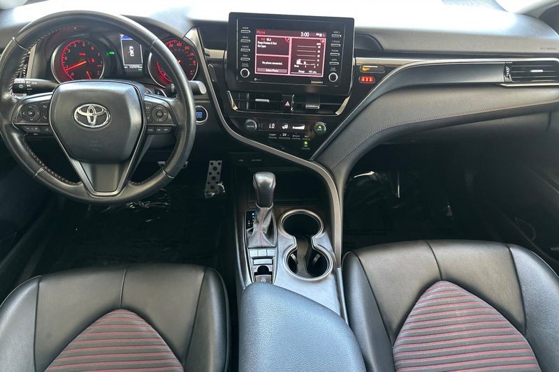 Toyota Camry Vehicle Full-screen Gallery Image 13