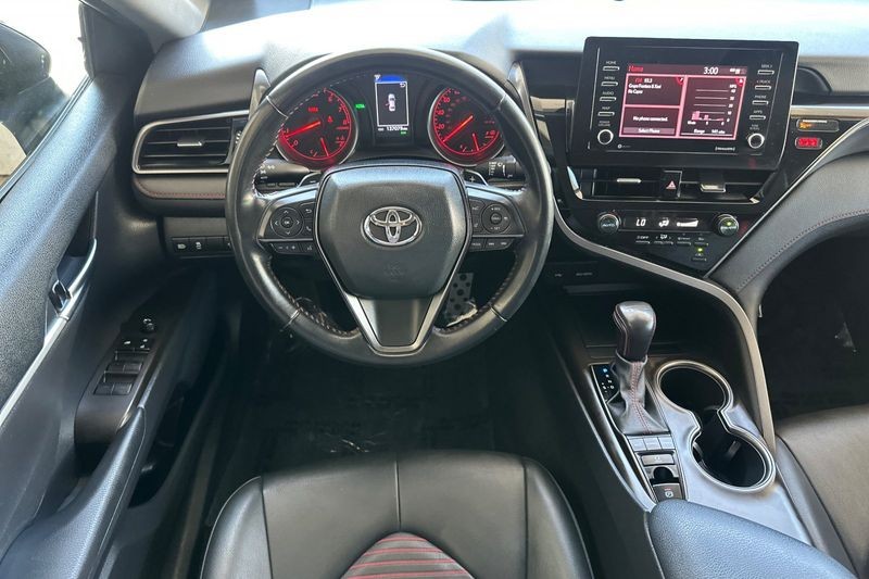 Toyota Camry Vehicle Full-screen Gallery Image 14