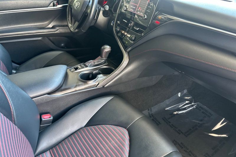 Toyota Camry Vehicle Full-screen Gallery Image 15