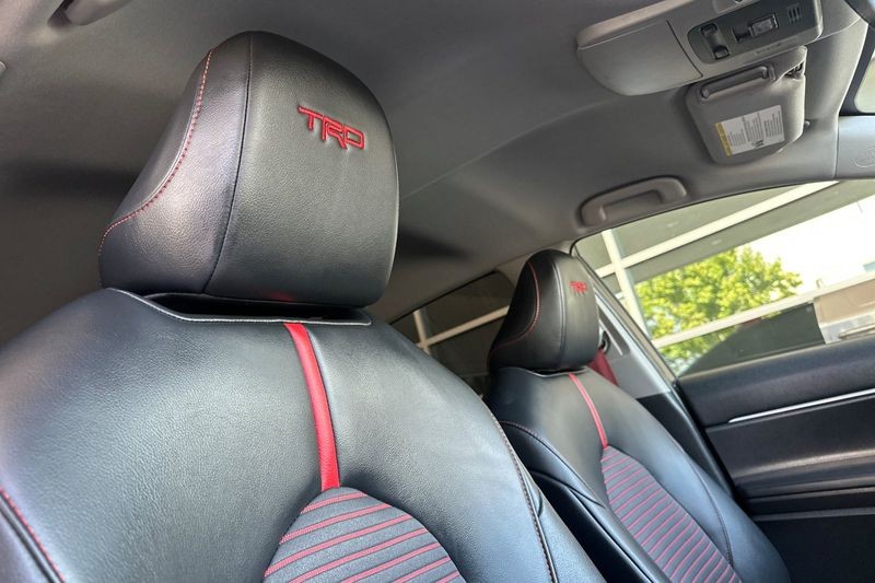 Toyota Camry Vehicle Full-screen Gallery Image 16