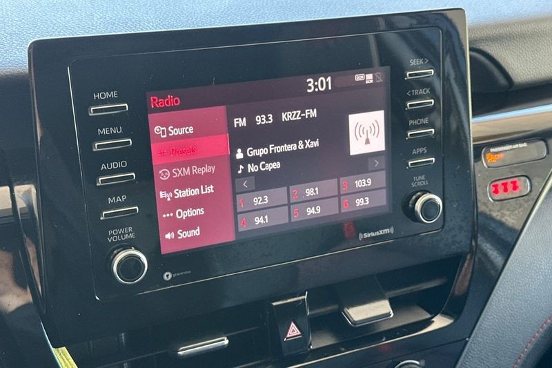Toyota Camry Vehicle Full-screen Gallery Image 17