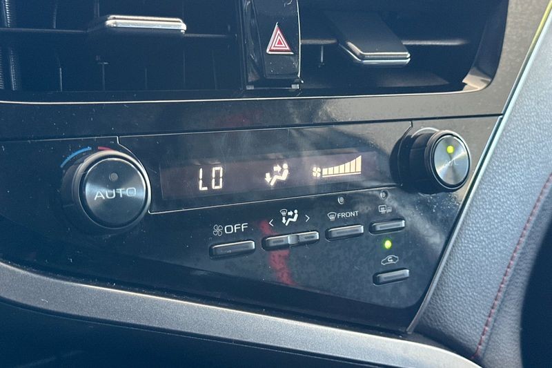 Toyota Camry Vehicle Full-screen Gallery Image 19
