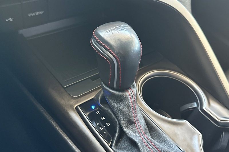Toyota Camry Vehicle Full-screen Gallery Image 20