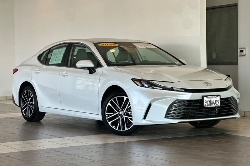 Toyota Camry Vehicle Full-screen Gallery Image 02