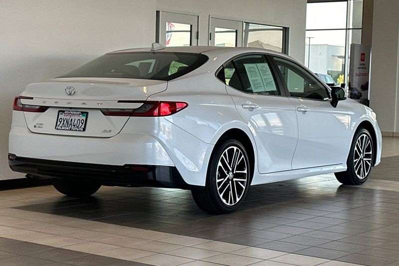 Toyota Camry Vehicle Full-screen Gallery Image 04