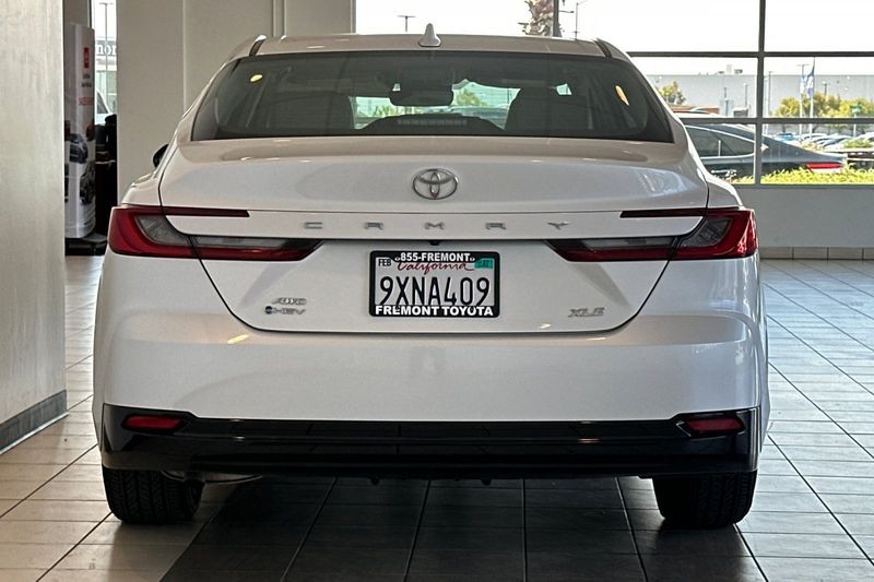 Toyota Camry Vehicle Full-screen Gallery Image 05