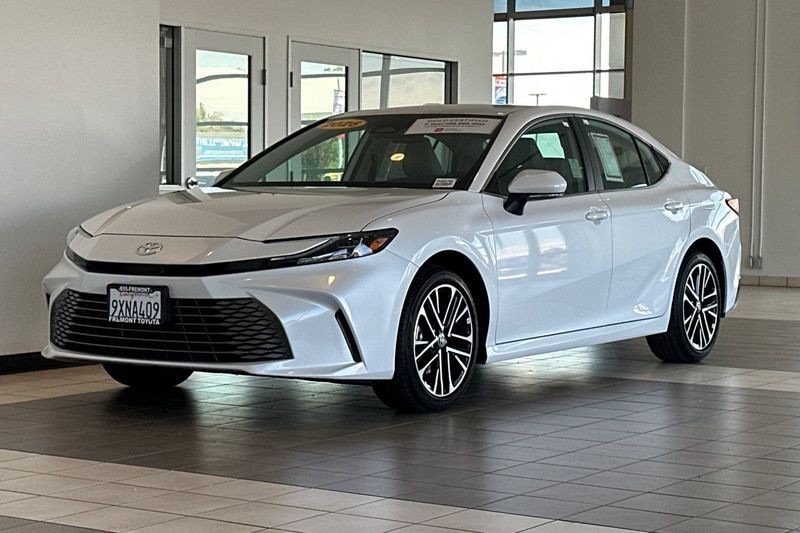 Toyota Camry Vehicle Full-screen Gallery Image 08