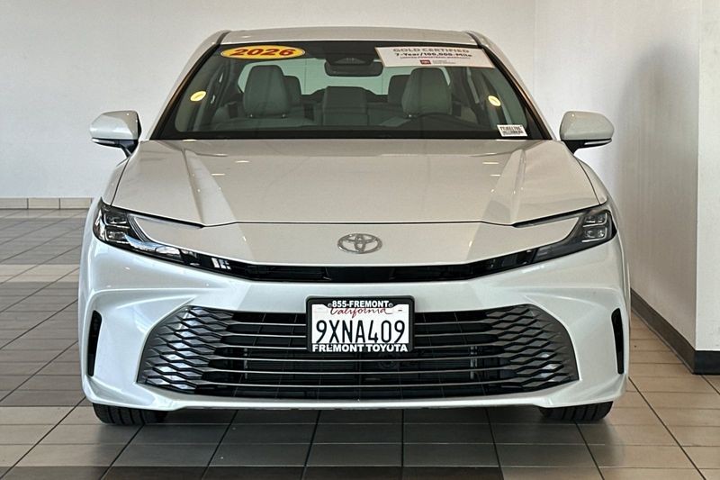 Toyota Camry Vehicle Full-screen Gallery Image 09