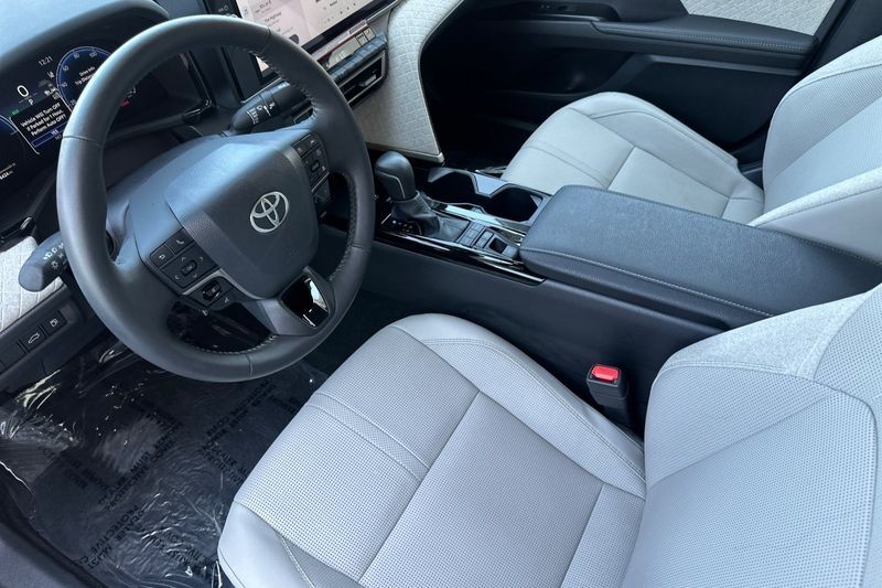 Toyota Camry Vehicle Full-screen Gallery Image 10