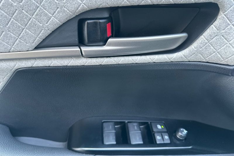 Toyota Camry Vehicle Full-screen Gallery Image 11