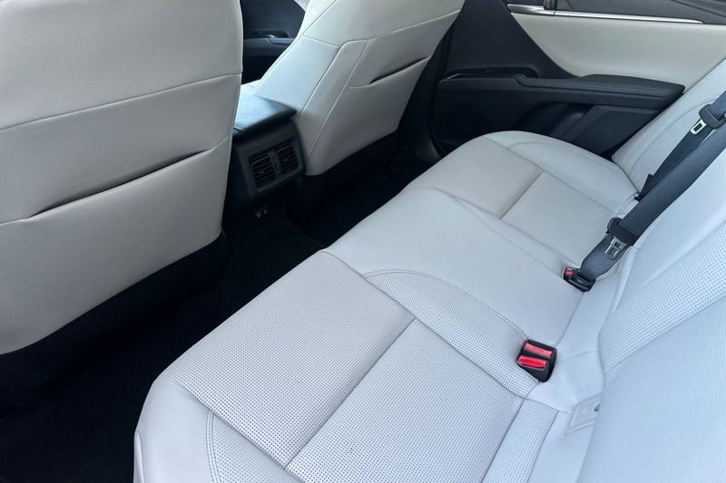 Toyota Camry Vehicle Full-screen Gallery Image 12