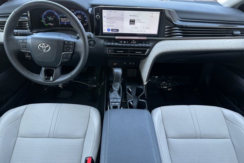 Toyota Camry Vehicle Full-screen Gallery Image 13
