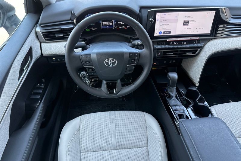 Toyota Camry Vehicle Full-screen Gallery Image 14