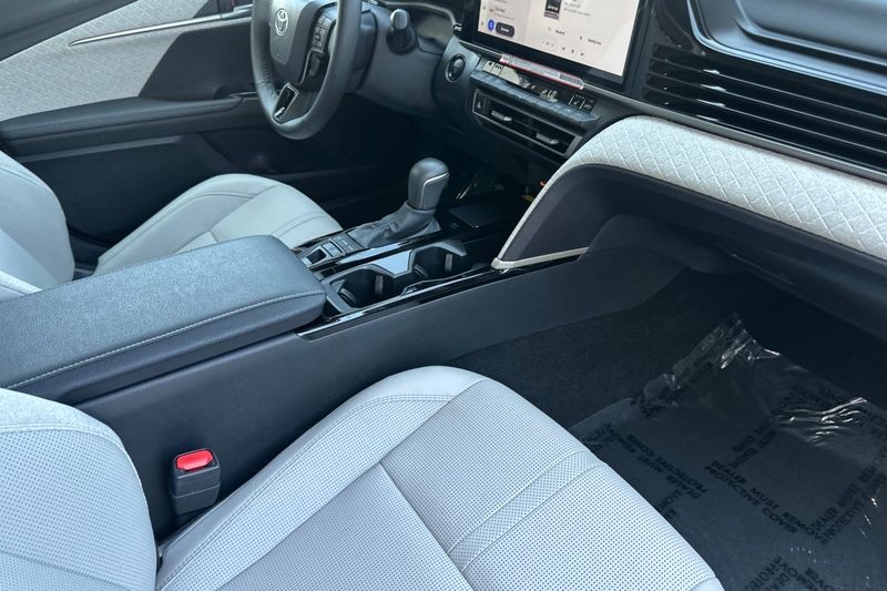 Toyota Camry Vehicle Full-screen Gallery Image 15