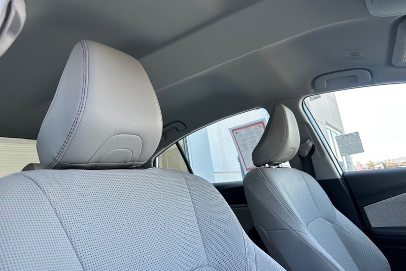 Toyota Camry Vehicle Full-screen Gallery Image 16