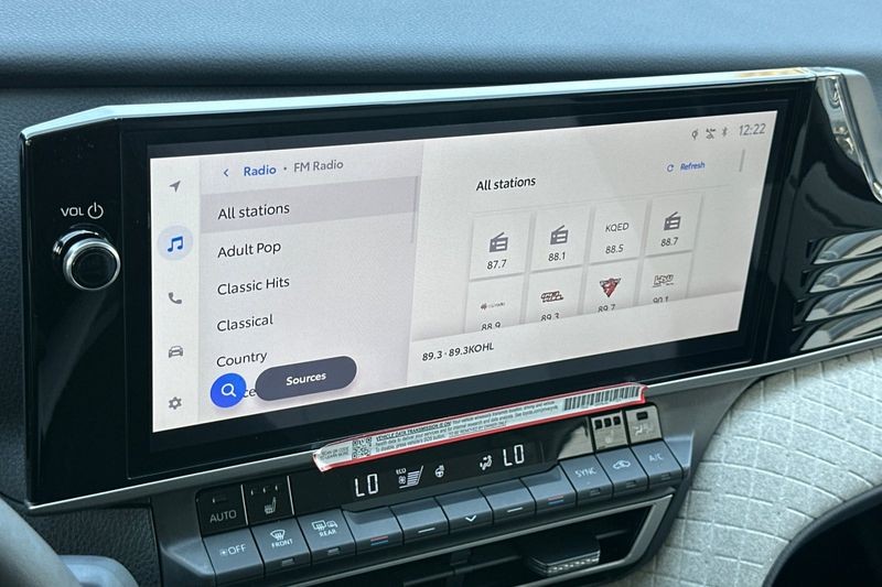 Toyota Camry Vehicle Full-screen Gallery Image 17