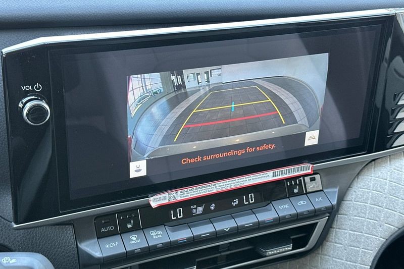 Toyota Camry Vehicle Full-screen Gallery Image 18