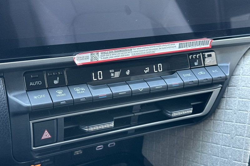 Toyota Camry Vehicle Full-screen Gallery Image 19
