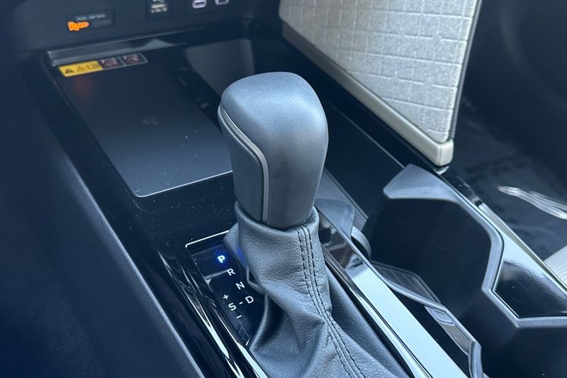 Toyota Camry Vehicle Full-screen Gallery Image 20