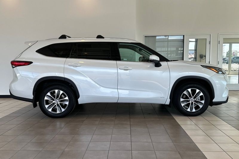 Toyota Highlander Vehicle Full-screen Gallery Image 03