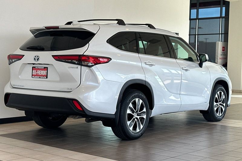 Toyota Highlander Vehicle Full-screen Gallery Image 04