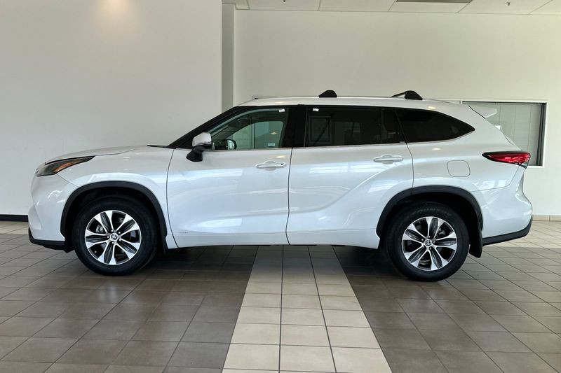 Toyota Highlander Vehicle Full-screen Gallery Image 07