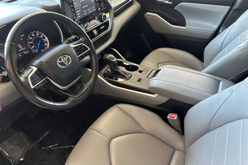Toyota Highlander Vehicle Full-screen Gallery Image 10