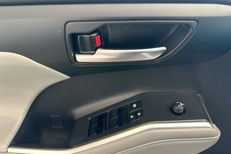 Toyota Highlander Vehicle Full-screen Gallery Image 11