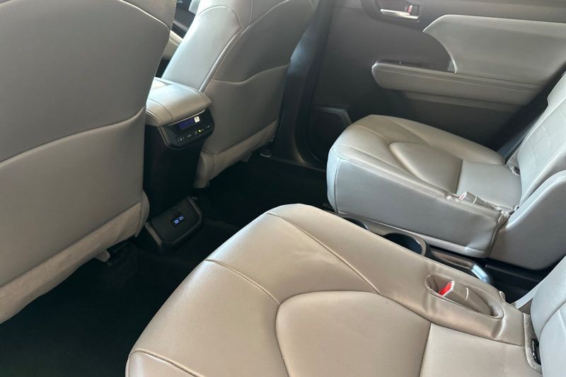 Toyota Highlander Vehicle Full-screen Gallery Image 12