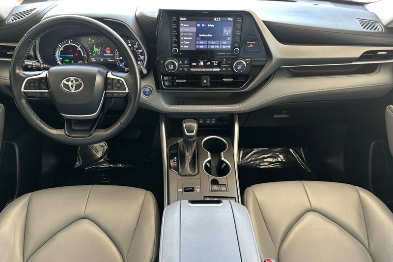 Toyota Highlander Vehicle Full-screen Gallery Image 13