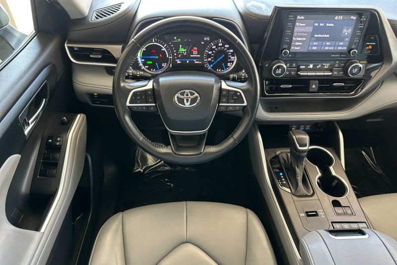 Toyota Highlander Vehicle Full-screen Gallery Image 14