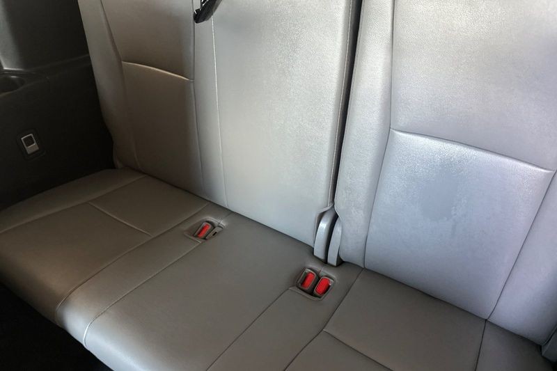 Toyota Highlander Vehicle Full-screen Gallery Image 15