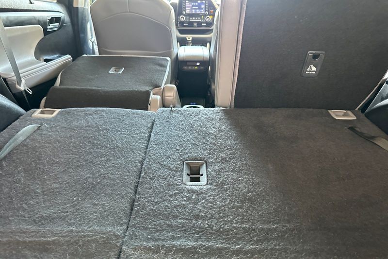 Toyota Highlander Vehicle Full-screen Gallery Image 16