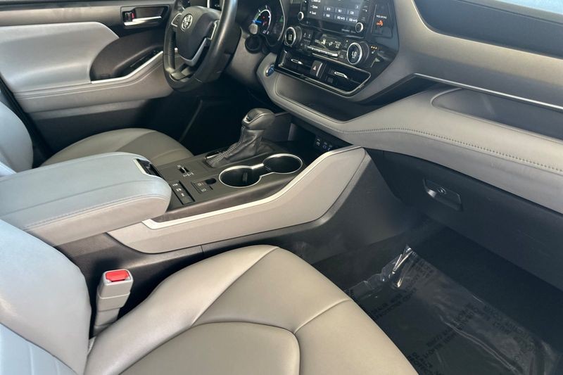 Toyota Highlander Vehicle Full-screen Gallery Image 17