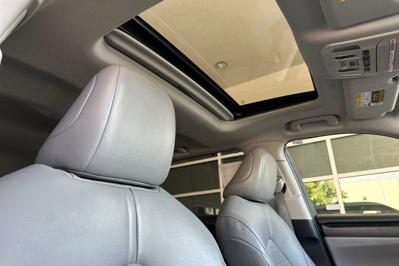 Toyota Highlander Vehicle Full-screen Gallery Image 18