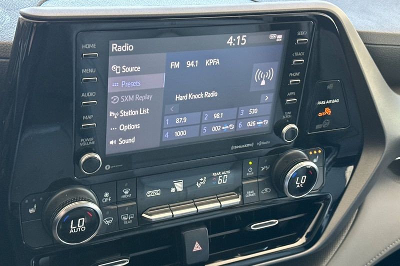 Toyota Highlander Vehicle Full-screen Gallery Image 19