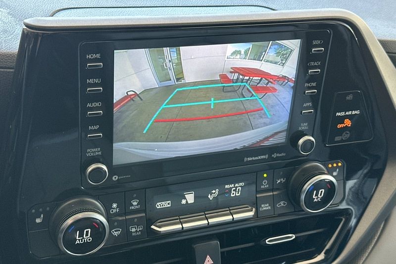 Toyota Highlander Vehicle Full-screen Gallery Image 20