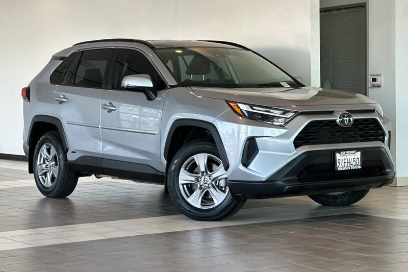 Toyota RAV4 Vehicle Full-screen Gallery Image 02