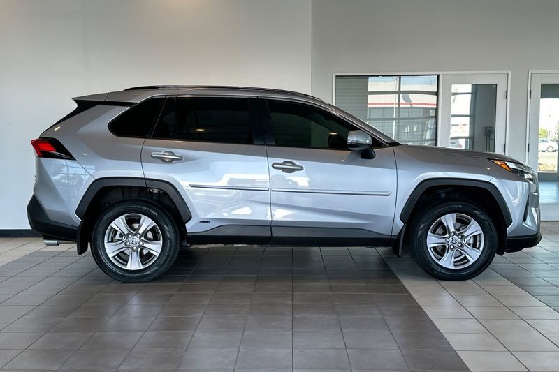 Toyota RAV4 Vehicle Full-screen Gallery Image 03