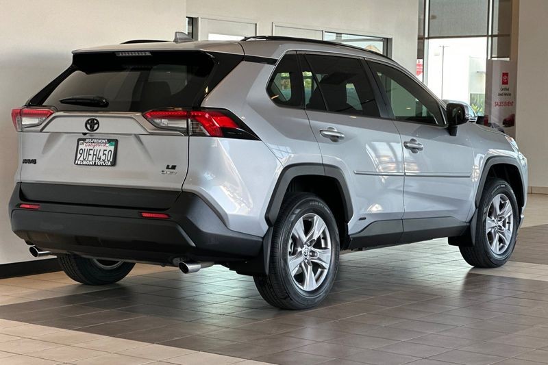 Toyota RAV4 Vehicle Full-screen Gallery Image 04
